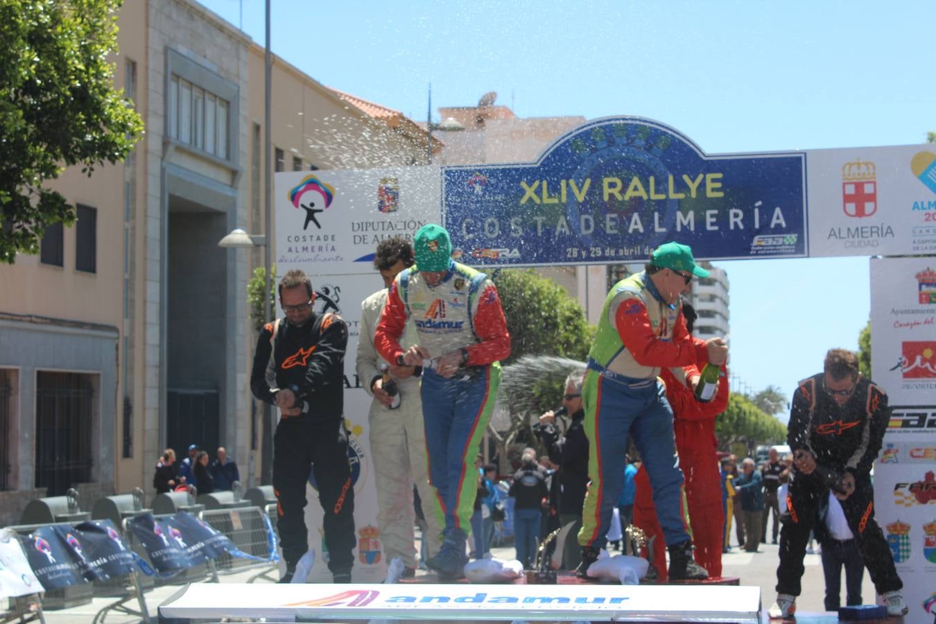 El piloto almeriense gestionó con inteligencia su amplia ventaja para coronarse una vez más como campeón junto a José Crisanto Galán