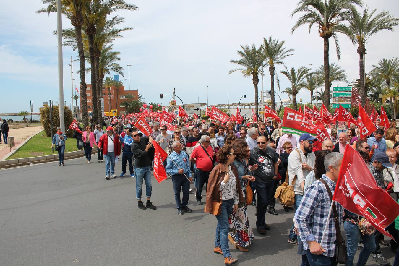 Los sindicatos UGT y CCOO se movilizan con motivo del 1 de mayo en una marcha reivindicativa a la que asiste el secretario provincial del PSOE, José Luis Sánchez Teruel