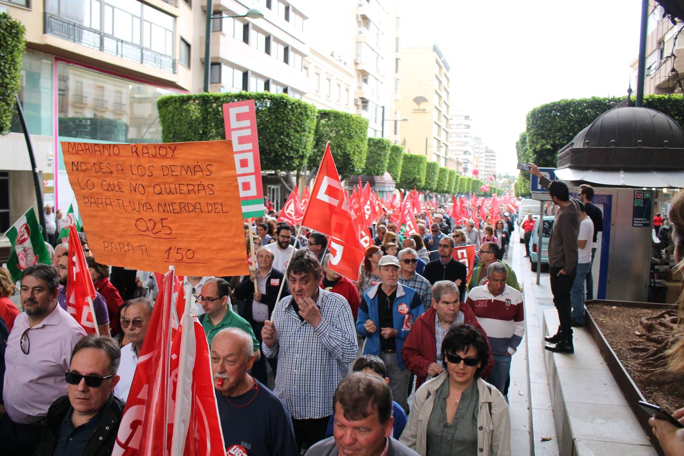 Los sindicatos UGT y CCOO se movilizan con motivo del 1 de mayo en una marcha reivindicativa a la que asiste el secretario provincial del PSOE, José Luis Sánchez Teruel