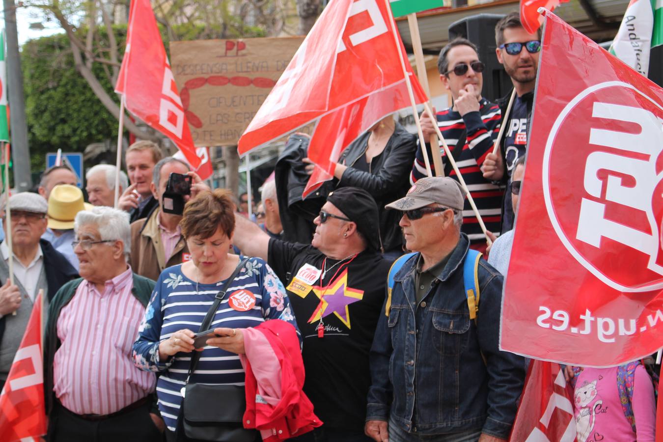 Los sindicatos UGT y CCOO se movilizan con motivo del 1 de mayo en una marcha reivindicativa a la que asiste el secretario provincial del PSOE, José Luis Sánchez Teruel