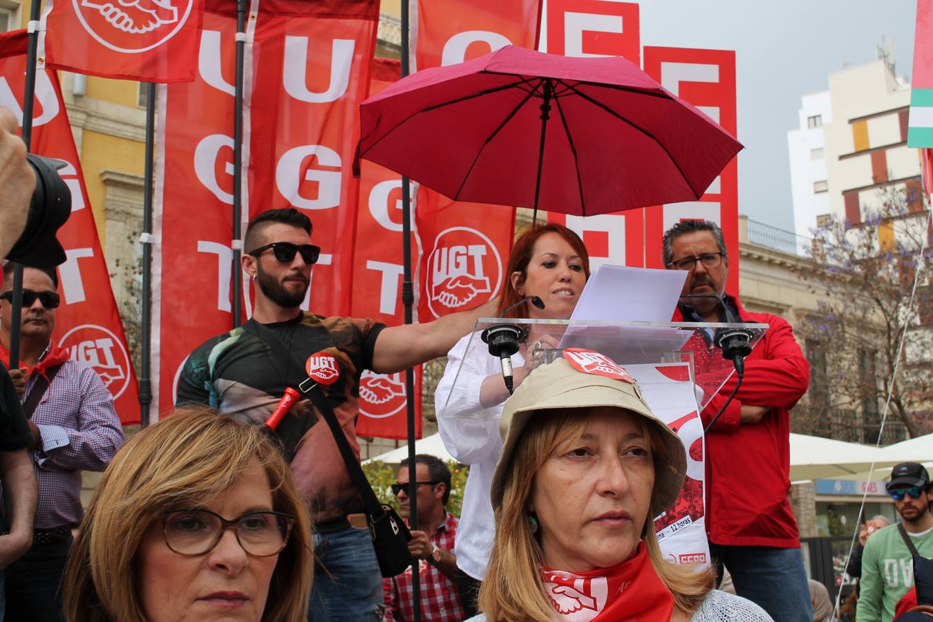 Los sindicatos UGT y CCOO se movilizan con motivo del 1 de mayo en una marcha reivindicativa a la que asiste el secretario provincial del PSOE, José Luis Sánchez Teruel