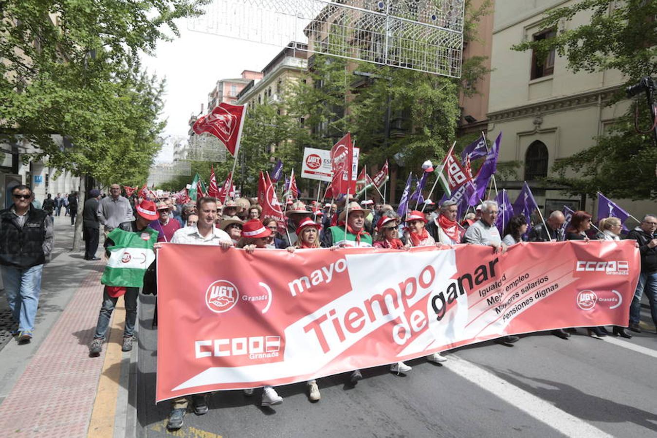 UGT y CCOO inician la manifestación con motivo del Día Internacional del Trabajo bajo el lema 'Tiempo de ganar', a la que asiste también el secretario general del PSOE de Granada, José Entrena