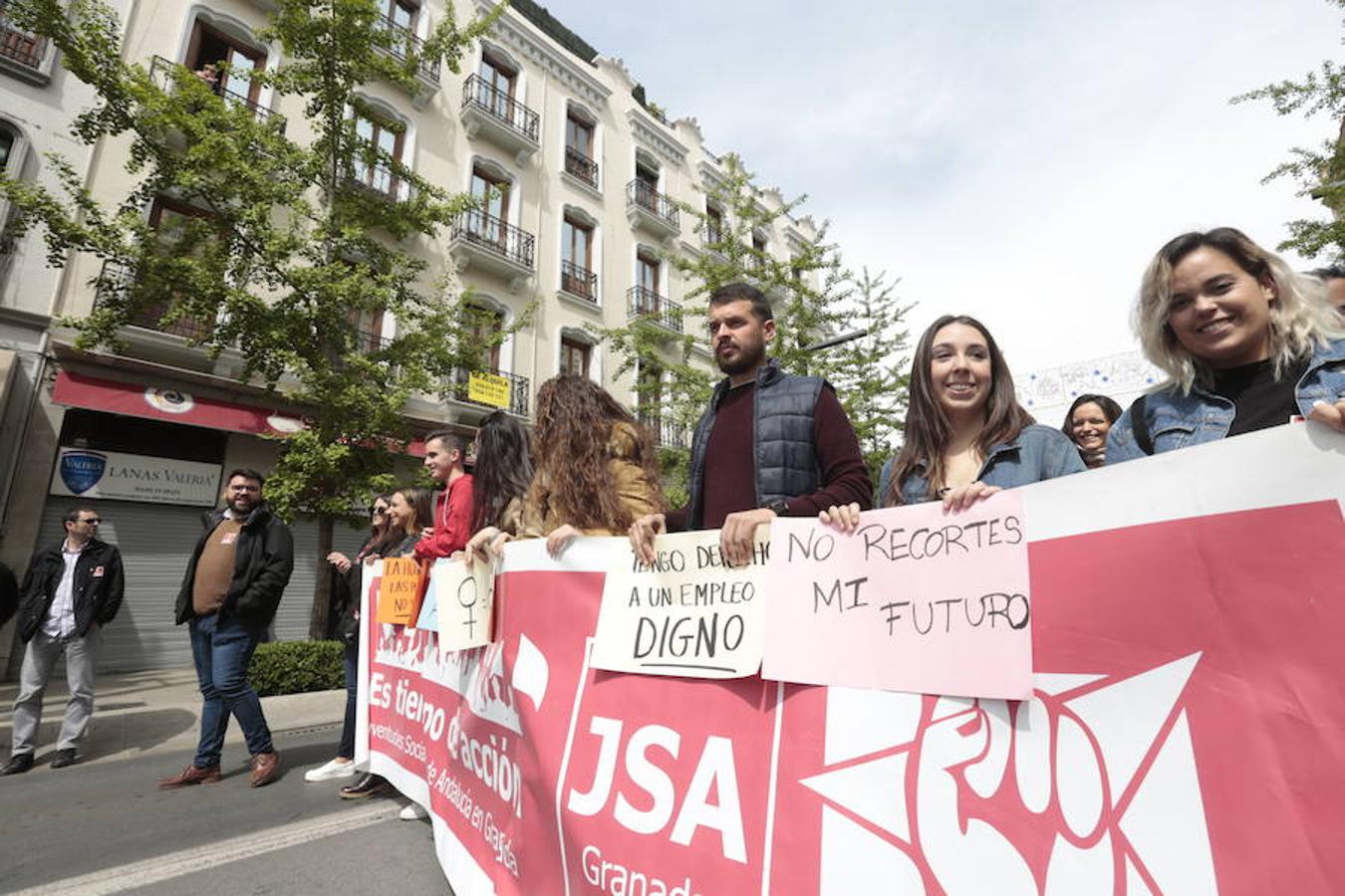 UGT y CCOO inician la manifestación con motivo del Día Internacional del Trabajo bajo el lema 'Tiempo de ganar', a la que asiste también el secretario general del PSOE de Granada, José Entrena