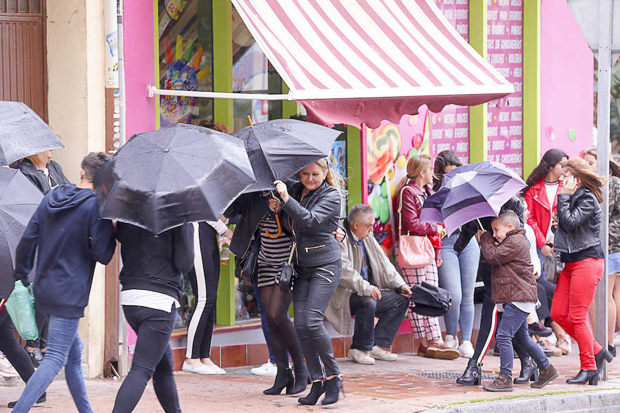 Lluvia en las Cruces de Motril antes del concierto de la Orquesta Tentación