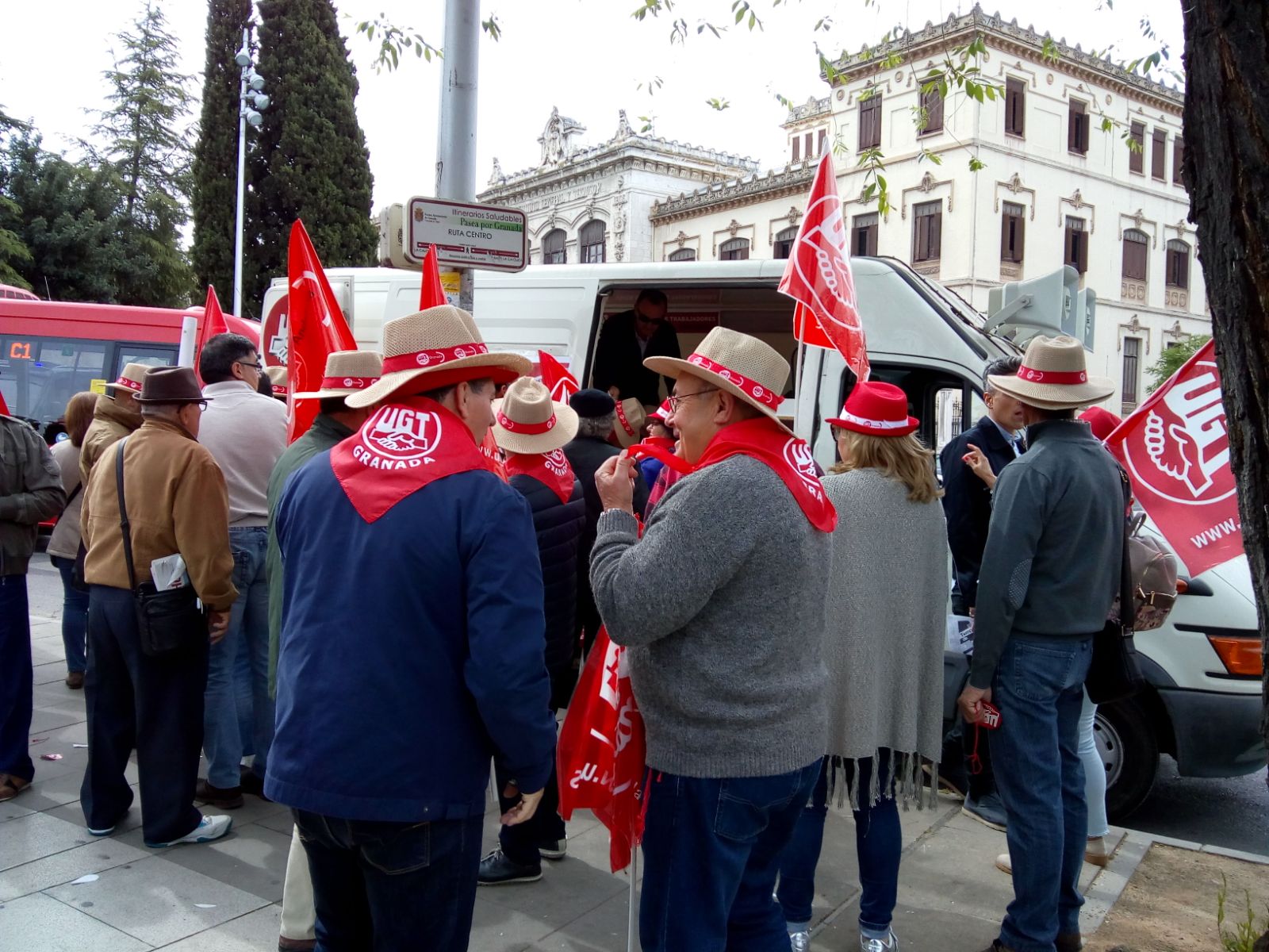 UGT y CCOO inician la manifestación con motivo del Día Internacional del Trabajo bajo el lema 'Tiempo de ganar', a la que asiste también el secretario general del PSOE de Granada, José Entrena