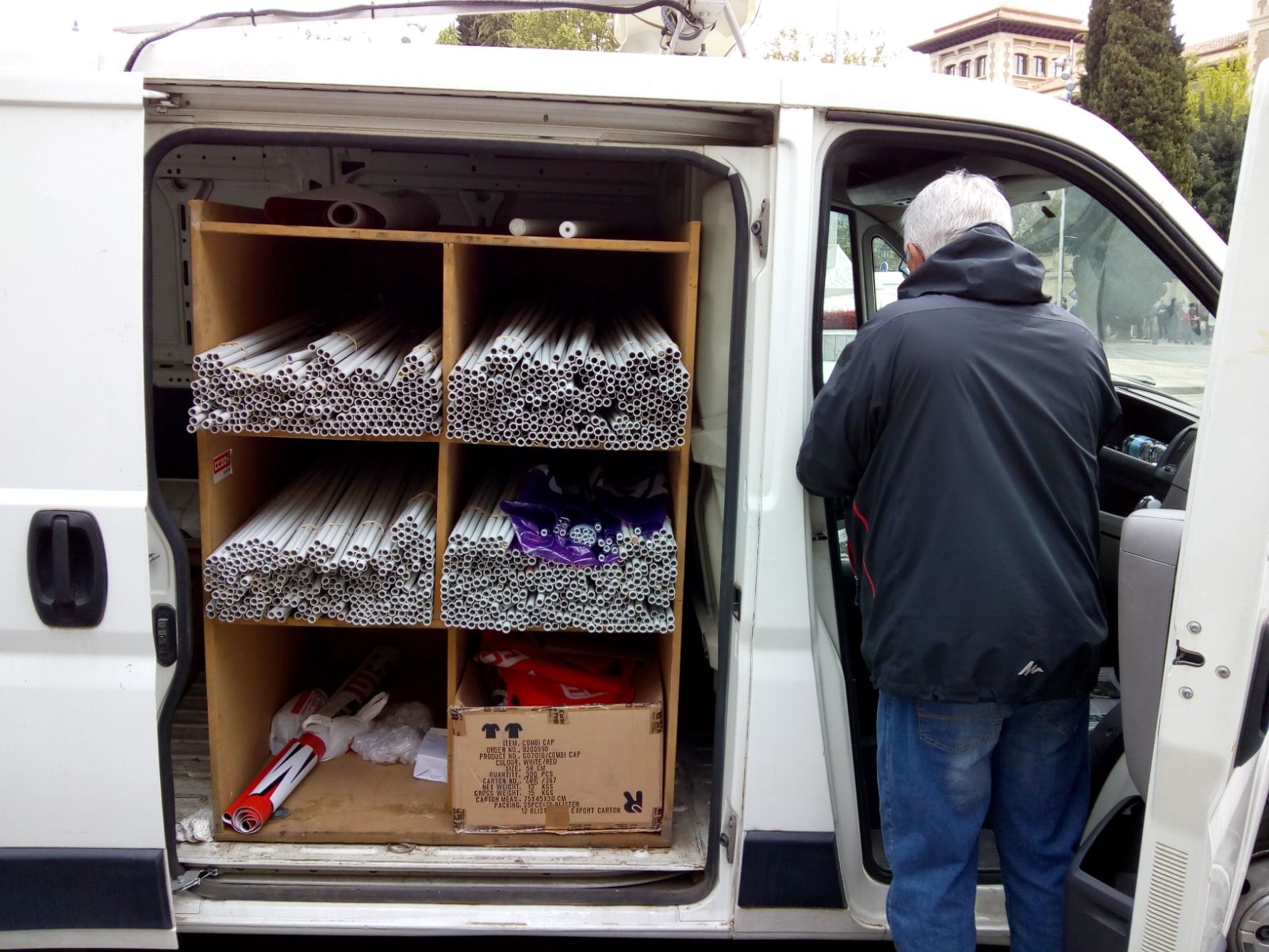 UGT y CCOO inician la manifestación con motivo del Día Internacional del Trabajo bajo el lema 'Tiempo de ganar', a la que asiste también el secretario general del PSOE de Granada, José Entrena
