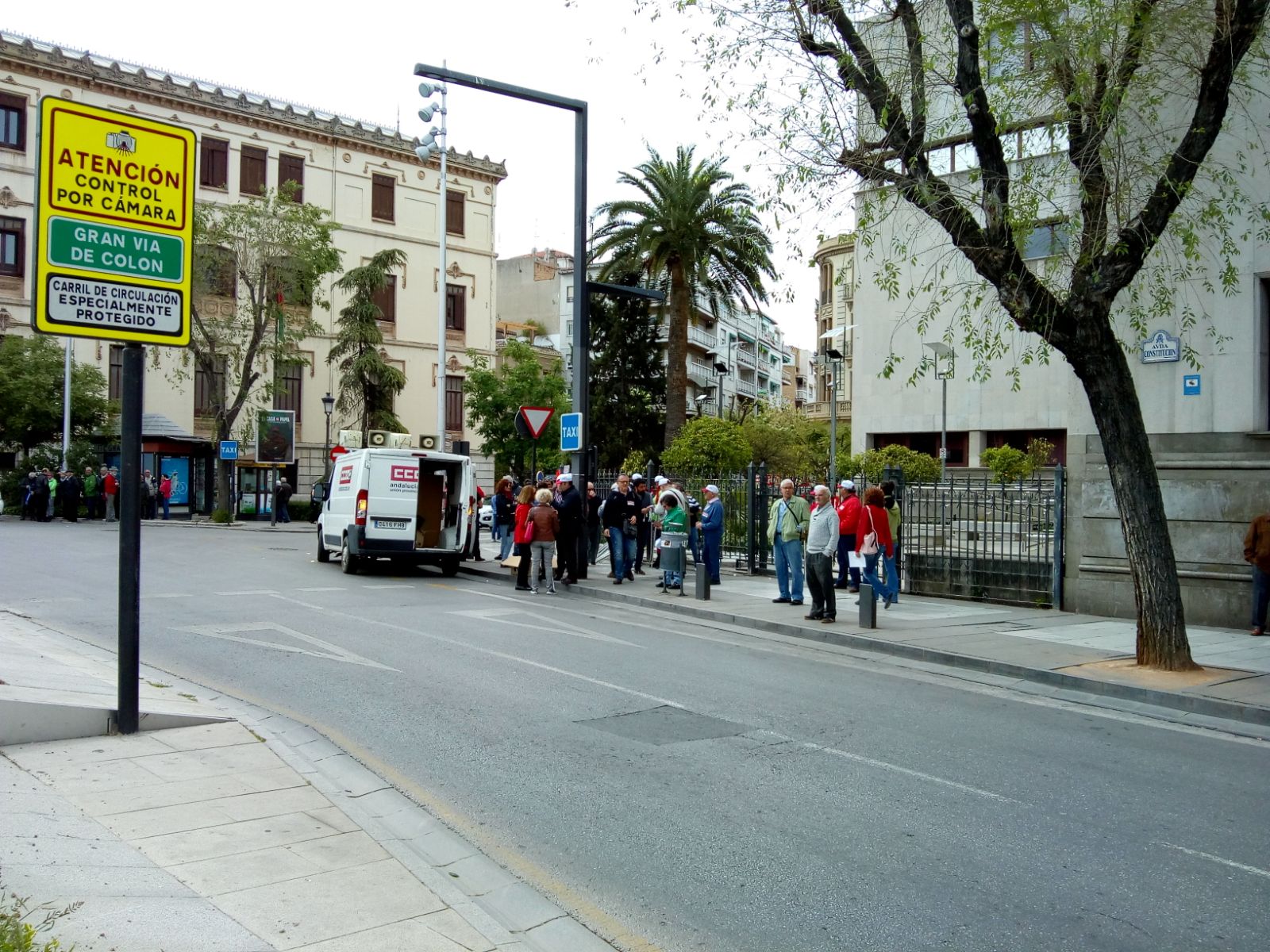 UGT y CCOO inician la manifestación con motivo del Día Internacional del Trabajo bajo el lema 'Tiempo de ganar', a la que asiste también el secretario general del PSOE de Granada, José Entrena
