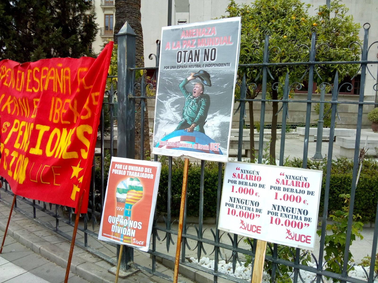 UGT y CCOO inician la manifestación con motivo del Día Internacional del Trabajo bajo el lema 'Tiempo de ganar', a la que asiste también el secretario general del PSOE de Granada, José Entrena