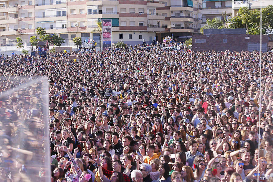 El recital se celebra pese al mal tiempo que ha hecho este martes en la Costa