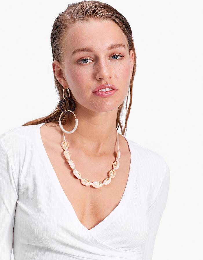 Cuesta 15 euros y está disponible en colores blanco y negro