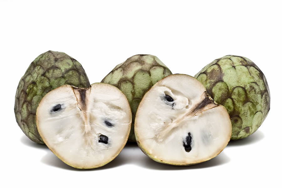 Las semillas de frutas como la manzana, la cereza o el albaricoque poseen cianuro de hidrógeno, llamado ácido prúsico, que ingerido en grandes cantidades puede suponer efectos perjudiciales en el organismo. 