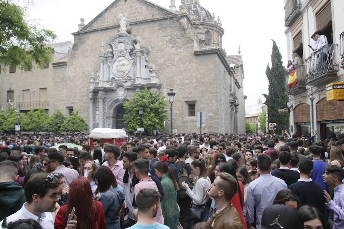 Unas ligeras lluvias no han podido con el ambientazo del Día de la Cruz