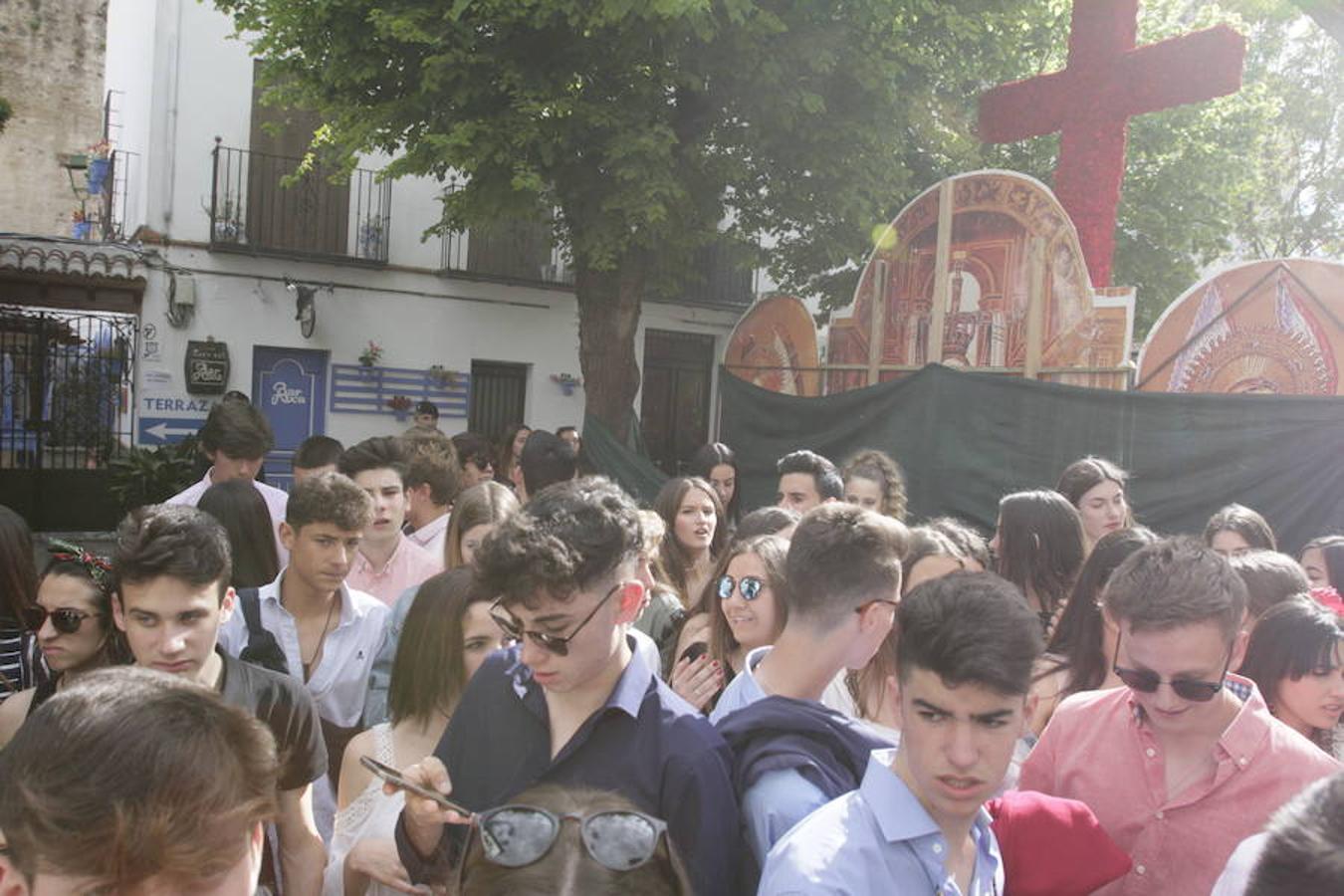 Unas ligeras lluvias no han podido con el ambientazo del Día de la Cruz