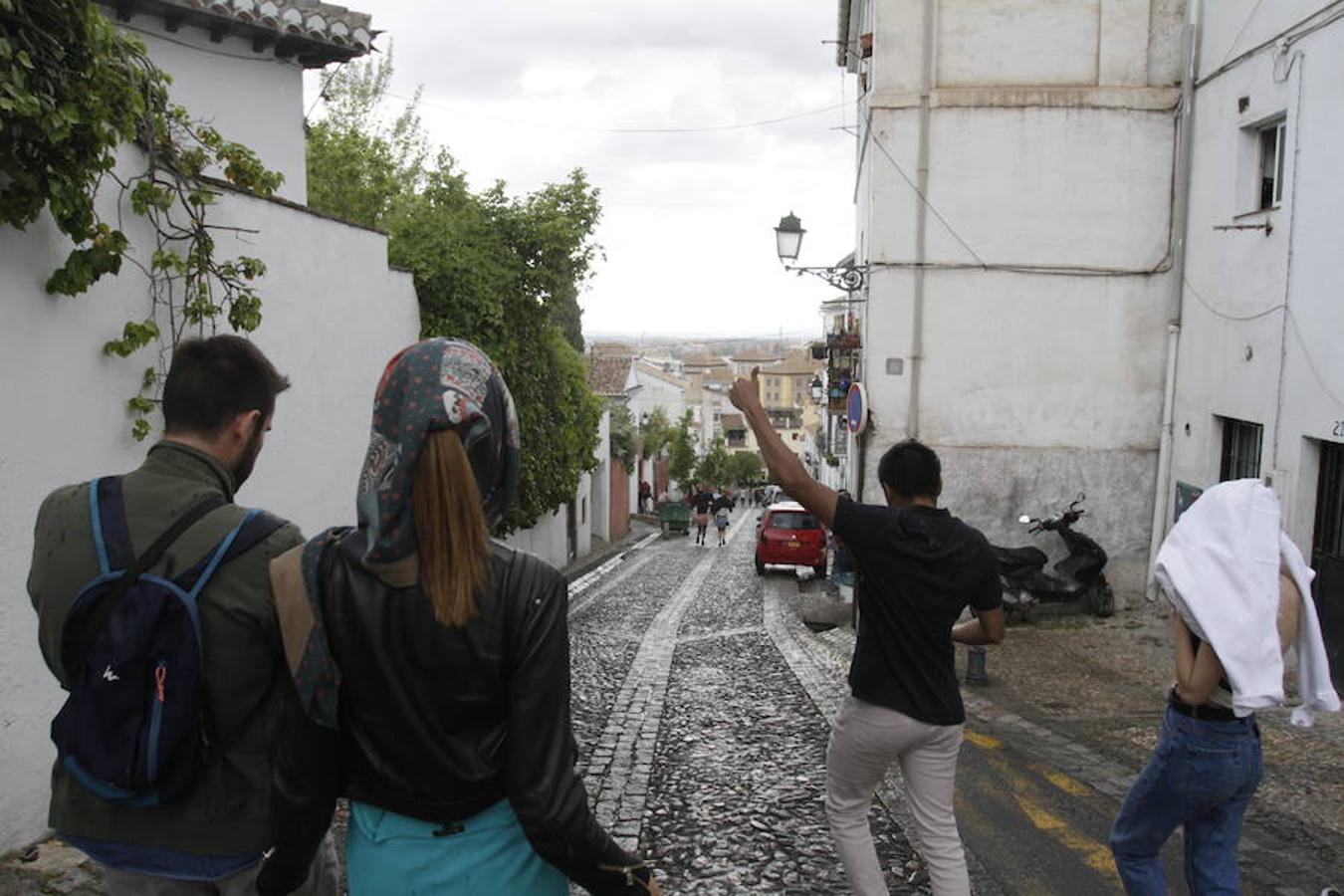 Unas ligeras lluvias no han podido con el ambientazo del Día de la Cruz