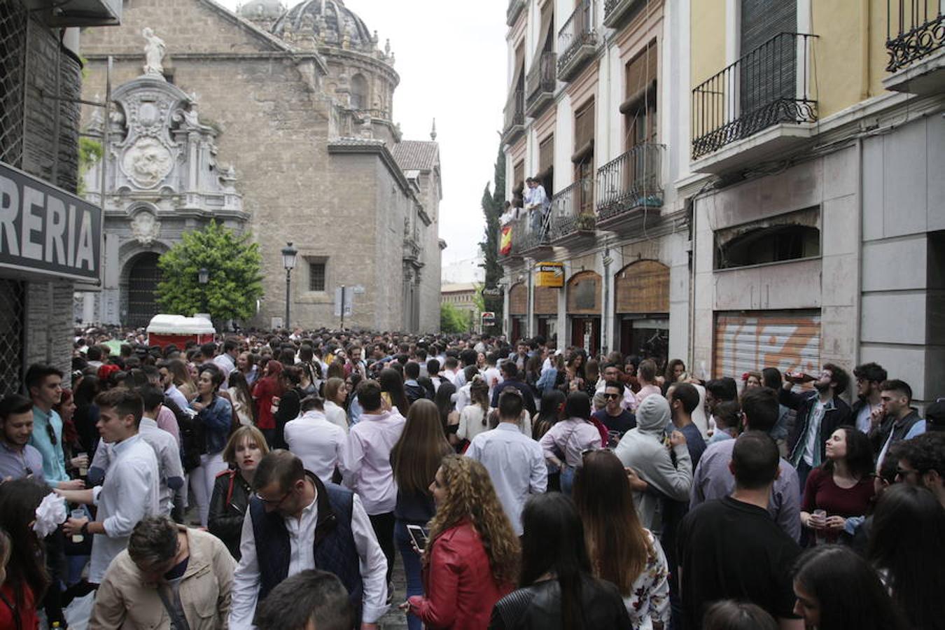 Unas ligeras lluvias no han podido con el ambientazo del Día de la Cruz