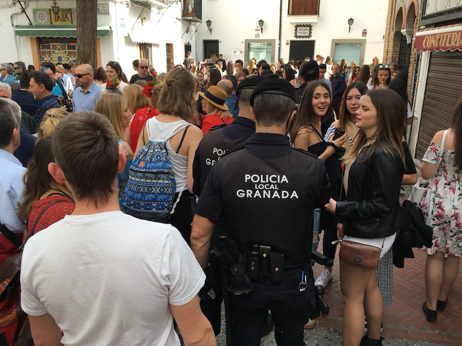 Las calles del centro de la ciudad y el Albaicín, abarrotadas de gente para disfrutar de la fiesta.