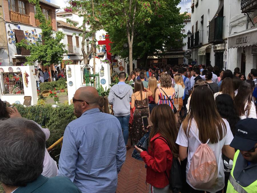 Las calles del centro de la ciudad y el Albaicín, abarrotadas de gente para disfrutar de la fiesta.