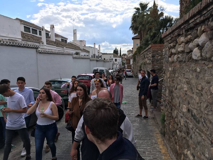 Las calles del centro de la ciudad y el Albaicín, abarrotadas de gente para disfrutar de la fiesta.