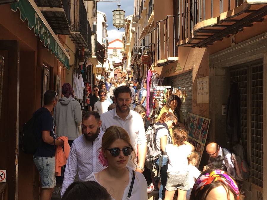 Las calles del centro de la ciudad, abarrotadas de gente para disfrutar de la fiesta.