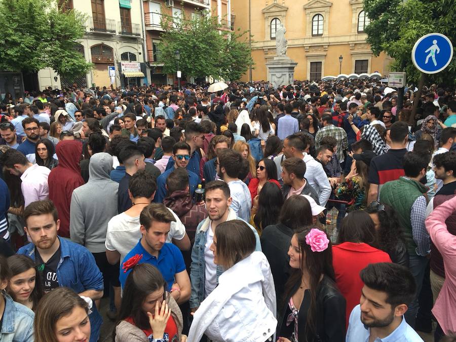 Unas ligeras lluvias no han podido con el ambientazo del Día de la Cruz