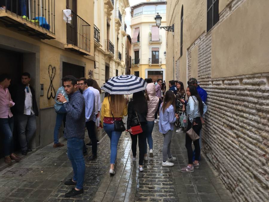 Unas ligeras lluvias no han podido con el ambientazo del Día de la Cruz