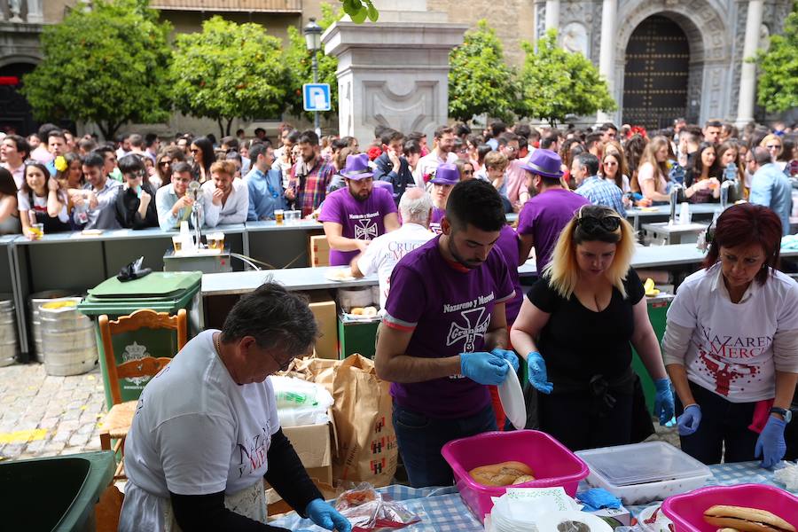 La plaza de la Universidad, llena de gente.