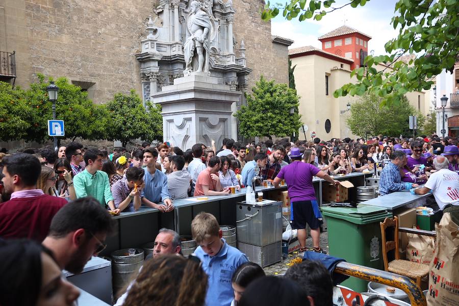 La plaza de la Universidad, llena de gente.