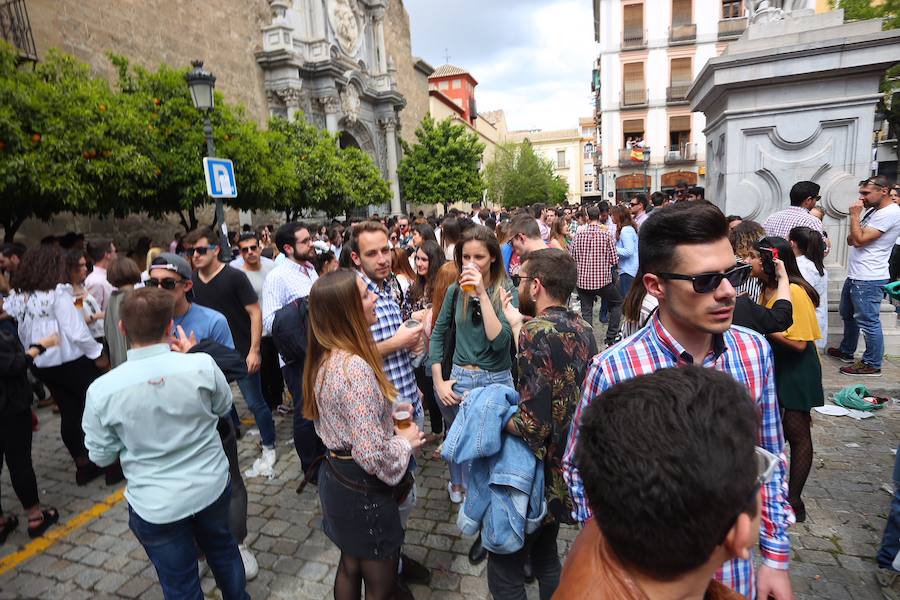 La plaza de la Universidad, llena de gente.