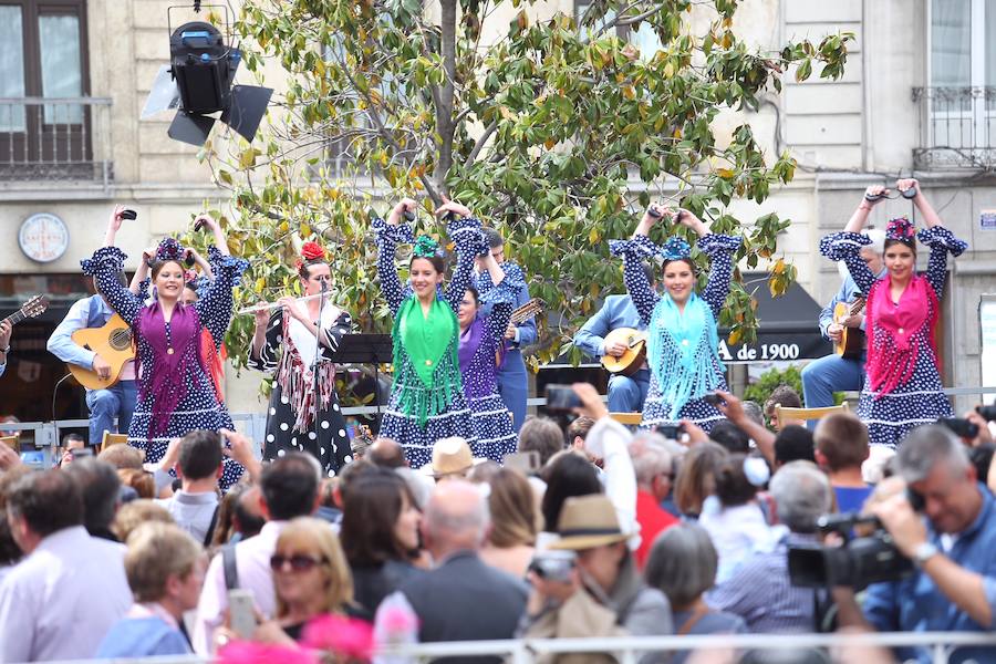 Las actuaciones en diferentes lugares de la ciudad están animando la jornada 