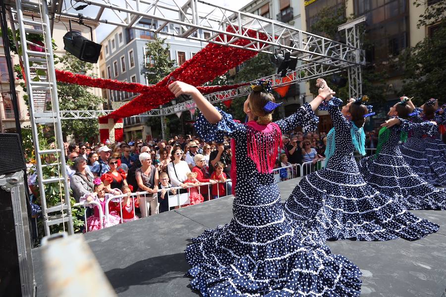 Las actuaciones en diferentes lugares de la ciudad están animando la jornada 