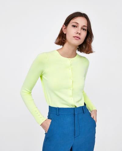 Se trata de una chaqueta de punto, ideal mientras permanece el frío, que está disponible en ocho colores