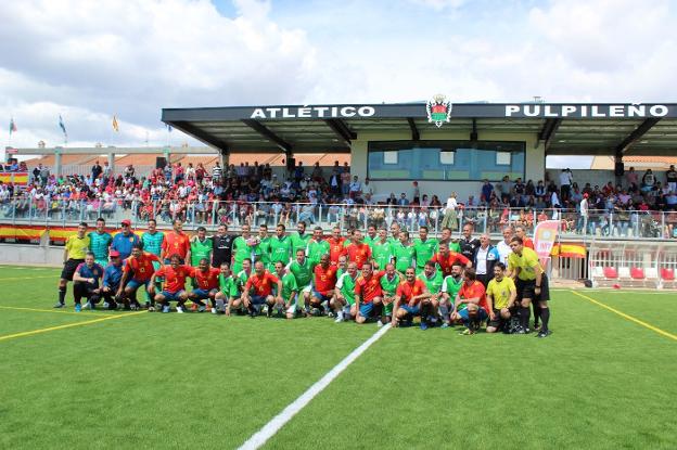 Los dos equipos participantes posan antes del inicio del encuentro inaugural del Polideportivo San Miguel de Pulpí.