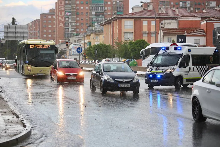 El subterráneo de Carretera de Málaga bajo la Circunvalación presenta un metro y medio de agua y está cortado por la policía