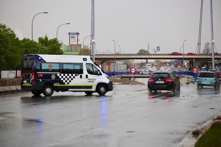 El subterráneo de Carretera de Málaga bajo la Circunvalación presenta un metro y medio de agua y está cortado por la policía