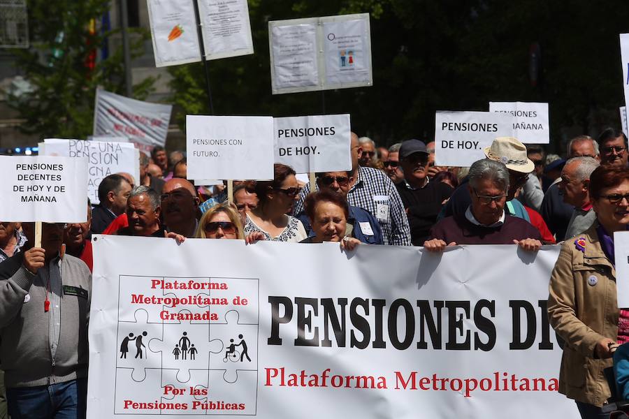 La movilización, que ha partido desde Triunfo y ha llegado a la plaza del Carmen, ha alertado de que el acuerdo de PP y PNV para sacar adelante los presupuestos «no recoge una reforma de la Seguridad Social»
