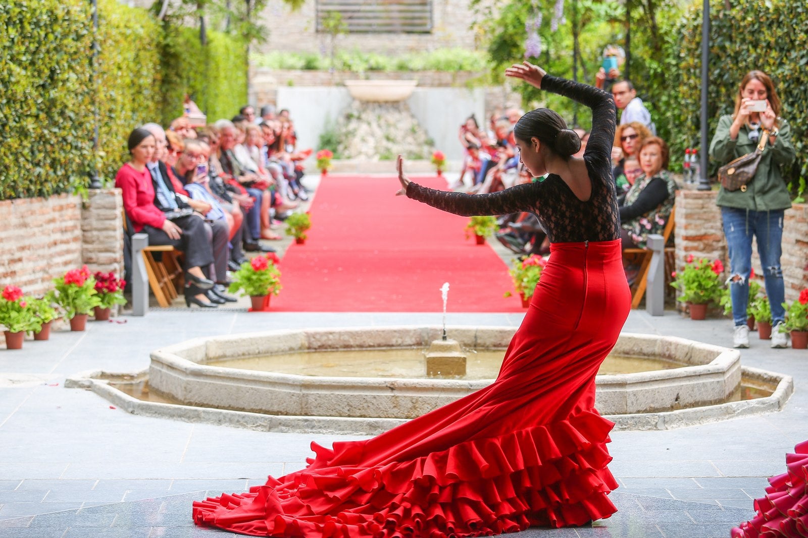 La Asociación de Vecinos organiza la pasarela 'Flamenco y Fado' de la diseñadora Victoria Casas, con inspiración en el país luso