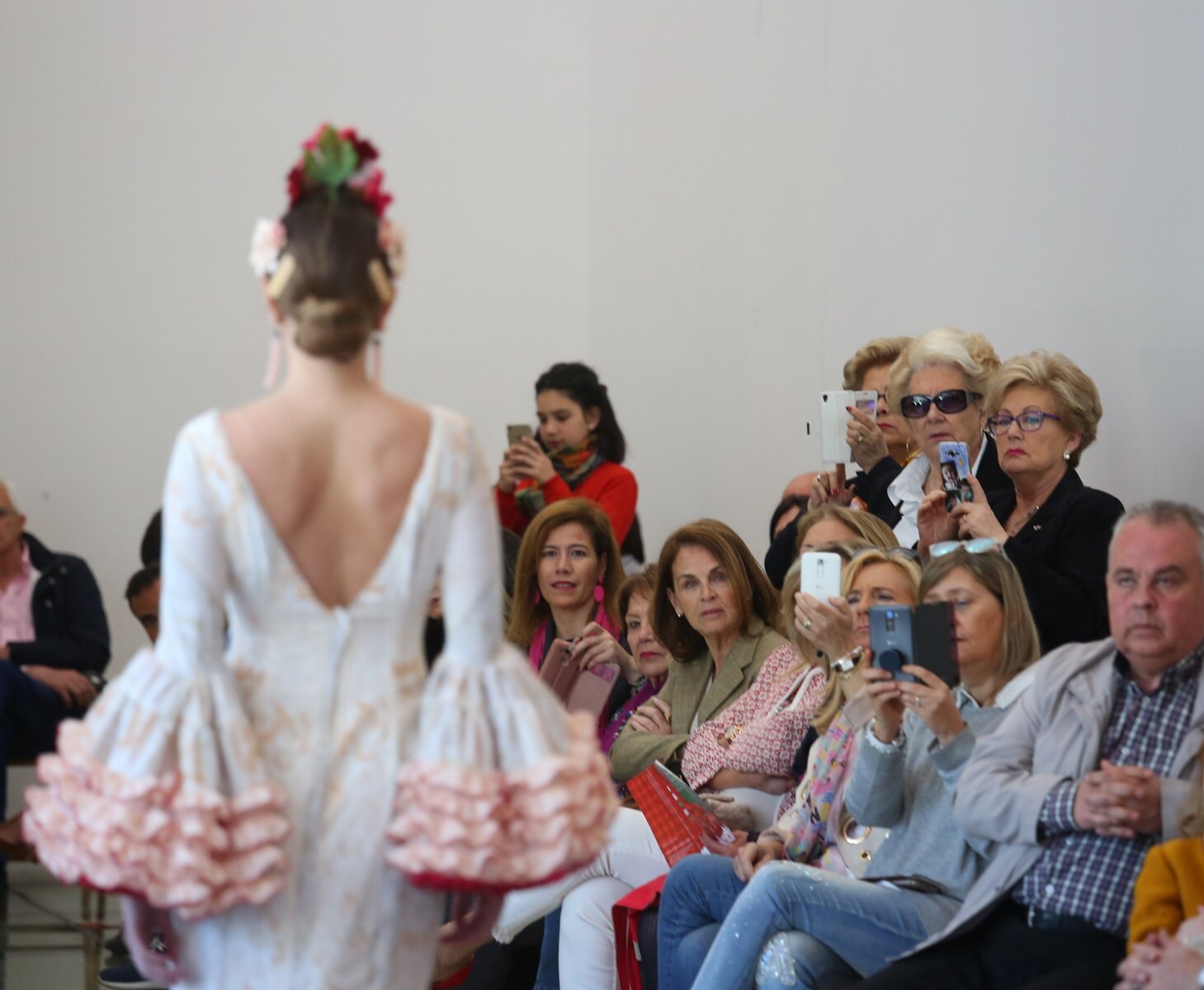 La Asociación de Vecinos organiza la pasarela 'Flamenco y Fado' de la diseñadora Victoria Casas, con inspiración en el país luso