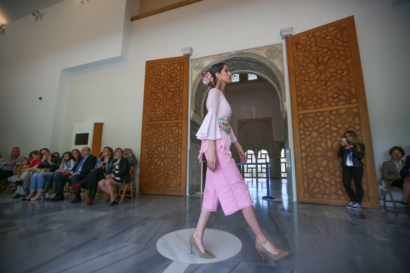 La Asociación de Vecinos organiza la pasarela 'Flamenco y Fado' de la diseñadora Victoria Casas, con inspiración en el país luso