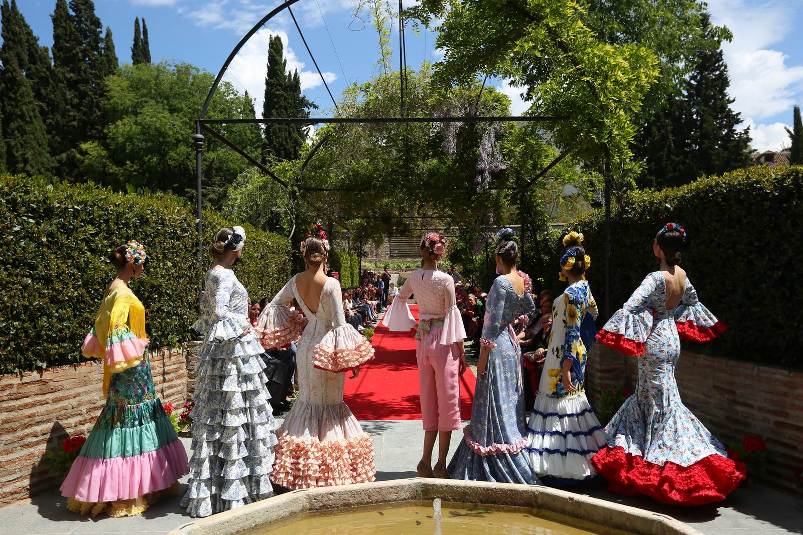 La Asociación de Vecinos organiza la pasarela 'Flamenco y Fado' de la diseñadora Victoria Casas, con inspiración en el país luso