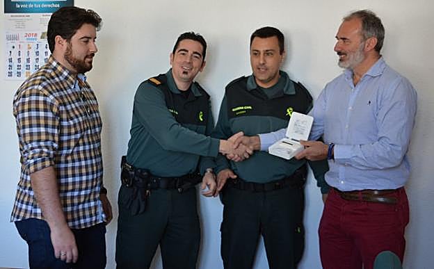 Entrega del lector de microchip a la Guardia Civil.