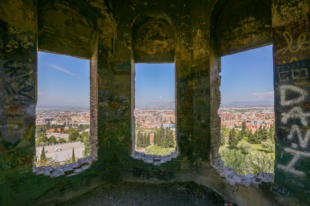 Vista de Granada desde el interior de uno de los edificios que conforman el Albercón del Moro. 