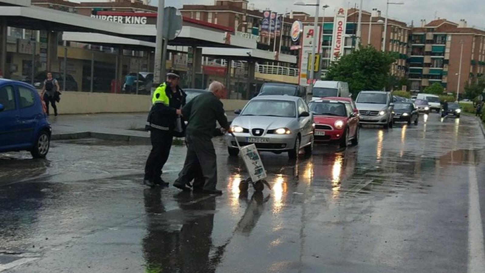 El cuerpo de Bomberos y el servicio de emergencia reciben decenas de llamadas por inundaciones de locales, garajes, bajos y sótanos. También ha provocado la interrupción del servicio del Metro en las paradas de Fernando de Los Ríos y Armilla