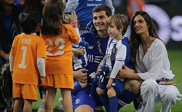 Iker y Sara celebran con sus hijos la liga ganada por el Oporto.