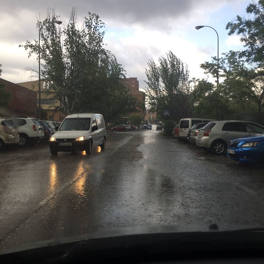 El cuerpo de Bomberos y el servicio de emergencia reciben decenas de llamadas por inundaciones de locales, garajes, bajos y sótanos. También ha provocado la interrupción del servicio en las paradas de Fernando de Los Ríos y Armilla