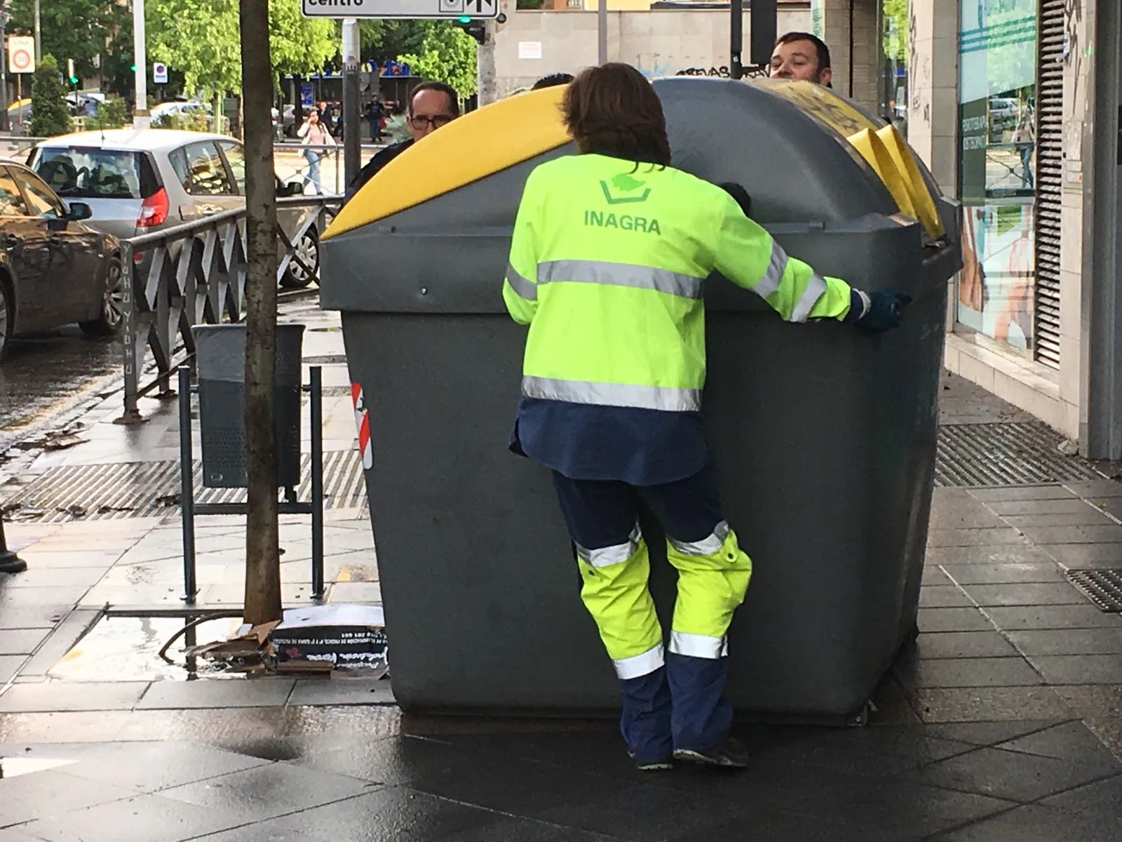 El cuerpo de Bomberos y el servicio de emergencia reciben decenas de llamadas por inundaciones de locales, garajes, bajos y sótanos. También ha provocado la interrupción del servicio del Metro en las paradas de Fernando de Los Ríos y Armilla