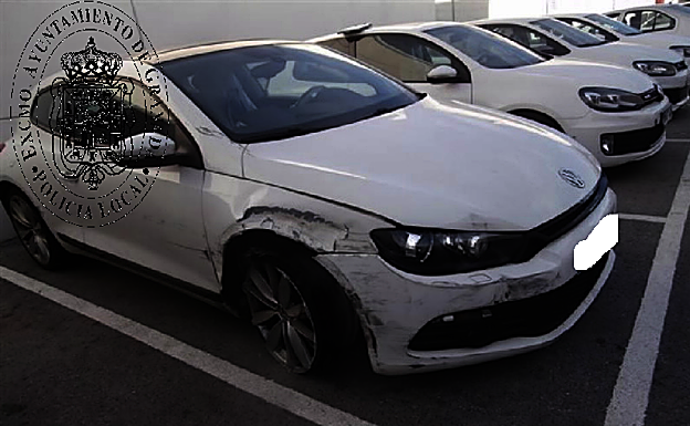 Así quedó su vehículo tras el impacto con otros. 