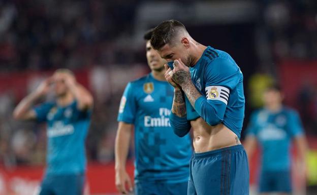 Sergio Ramos se lamenta tras fallar un penalti ante el Sevilla. 