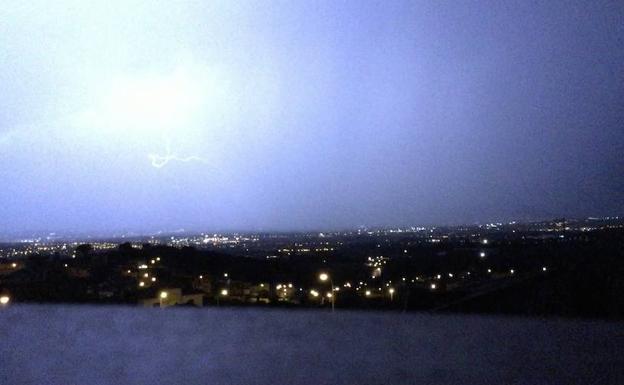 El bello vídeo de los rayos y relámpagos iluminando Granada de noche