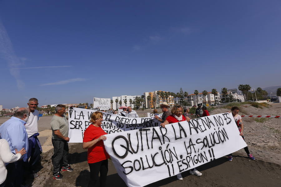 Protestarán todos los días hasta que frenen la regeneración que provoca hoyos en esta zona de la playa y «graves» inundaciones