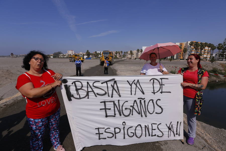 Protestarán todos los días hasta que frenen la regeneración que provoca hoyos en esta zona de la playa y «graves» inundaciones